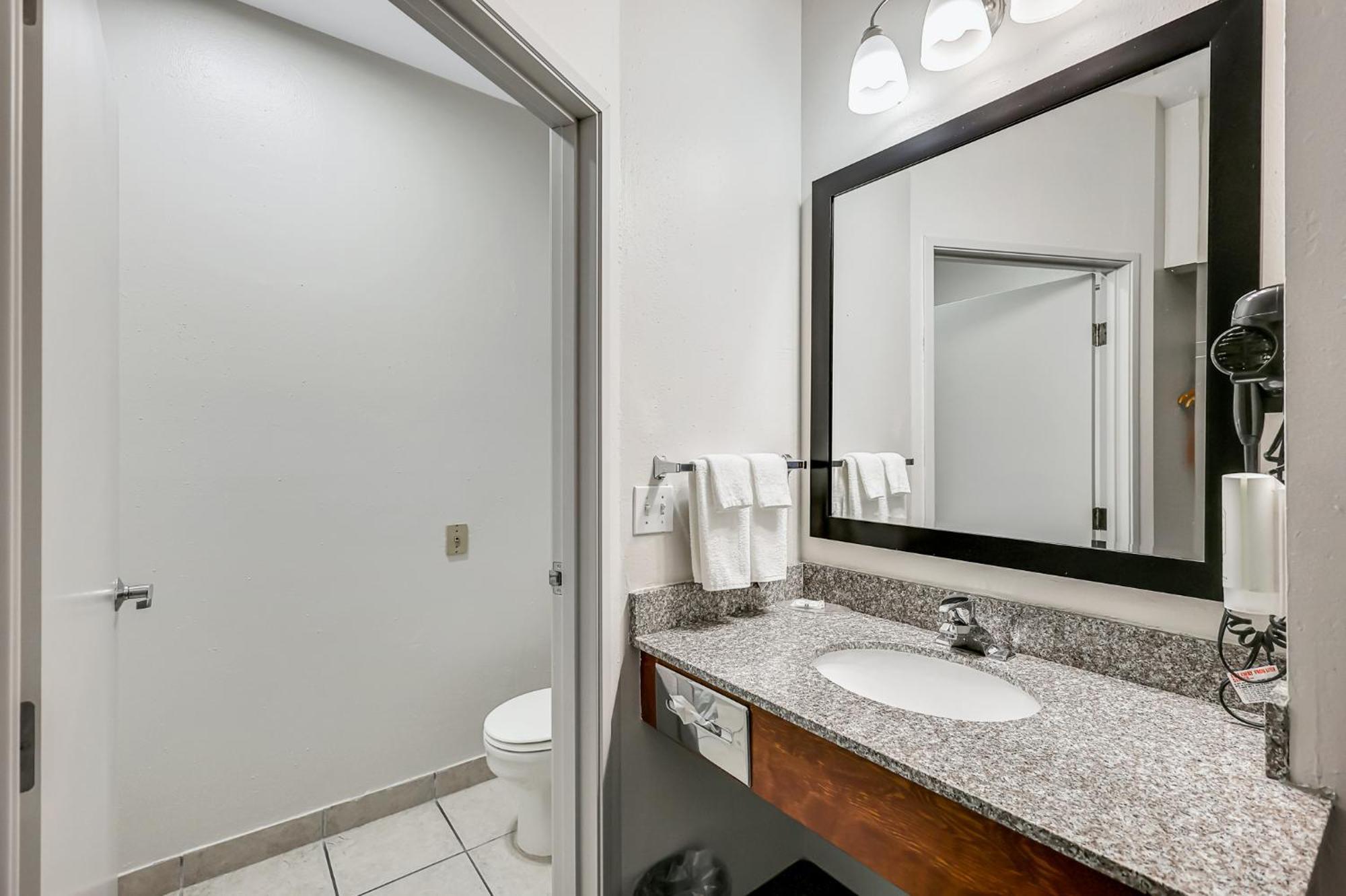 Quality Inn & Suites Of Liberty Lake Экстерьер фото