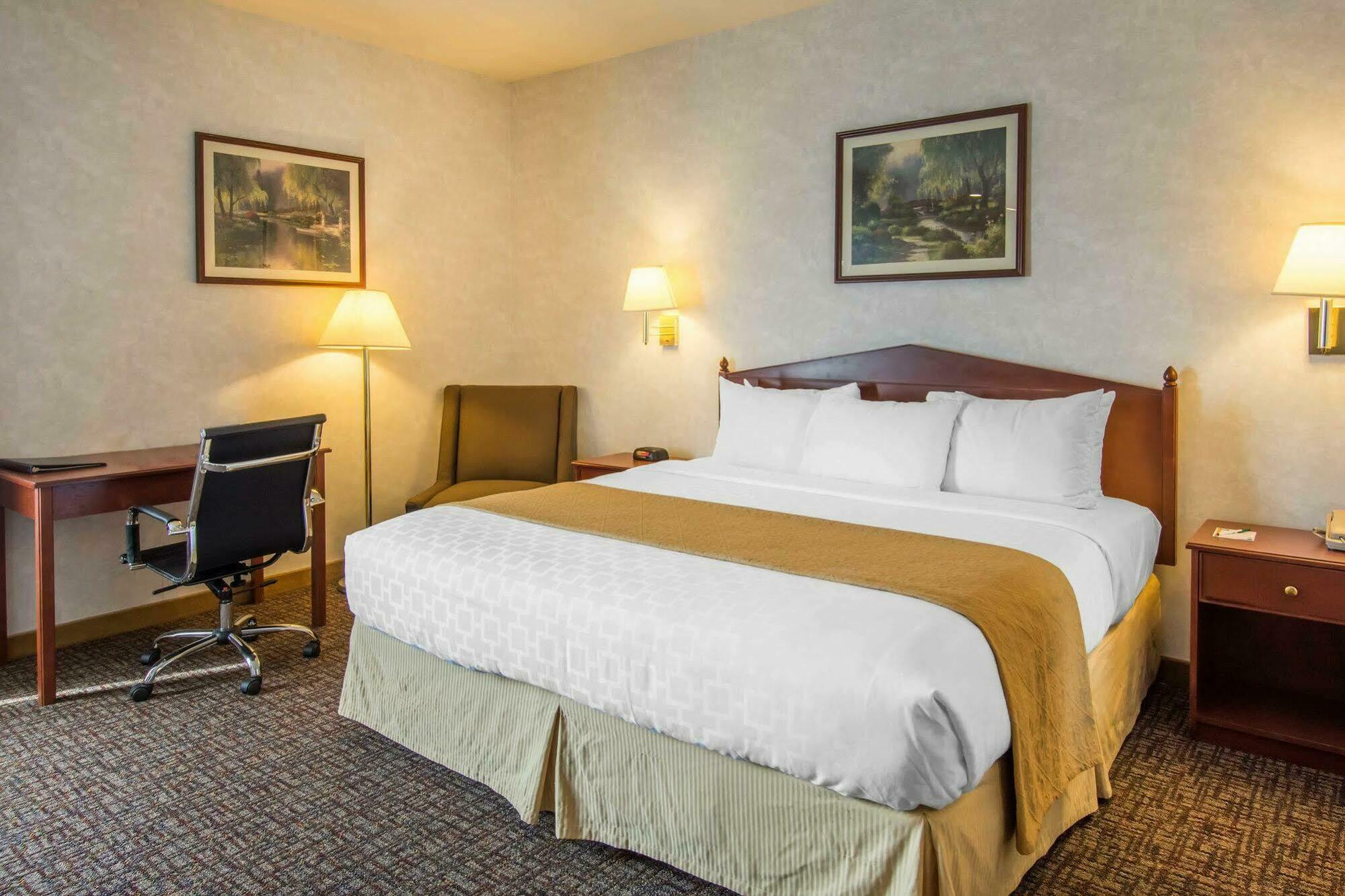 Quality Inn & Suites Of Liberty Lake Экстерьер фото